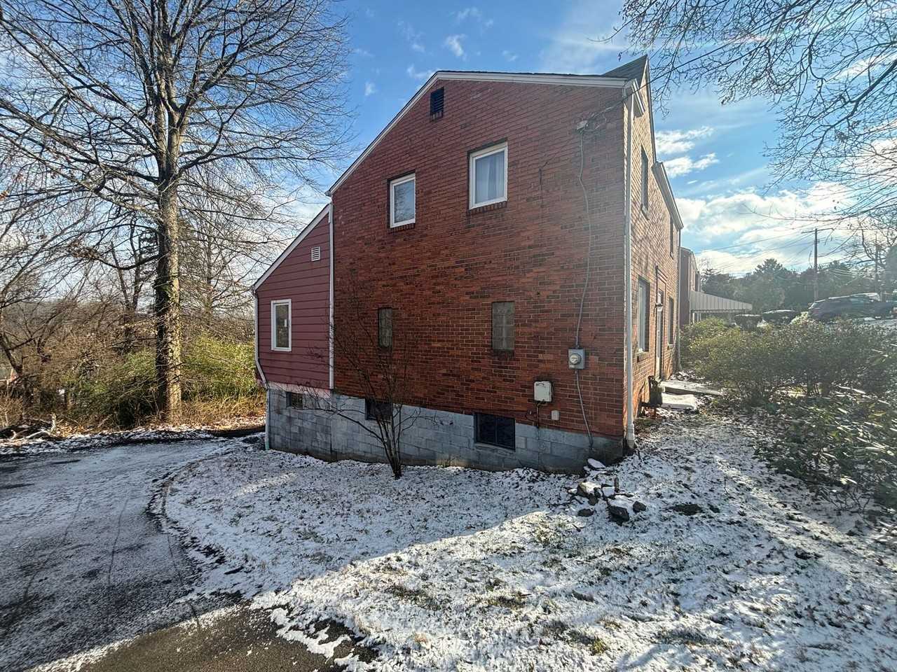 3935 Dowling Ave - Photo 4 of 32