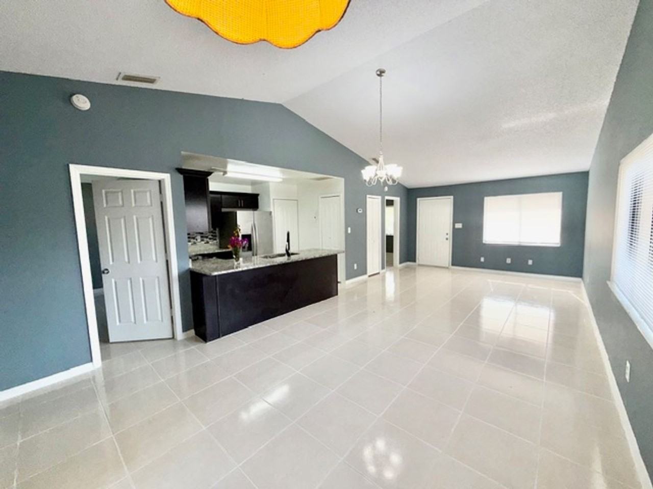 1502 Candlewyck Dr - Photo 3 of 17