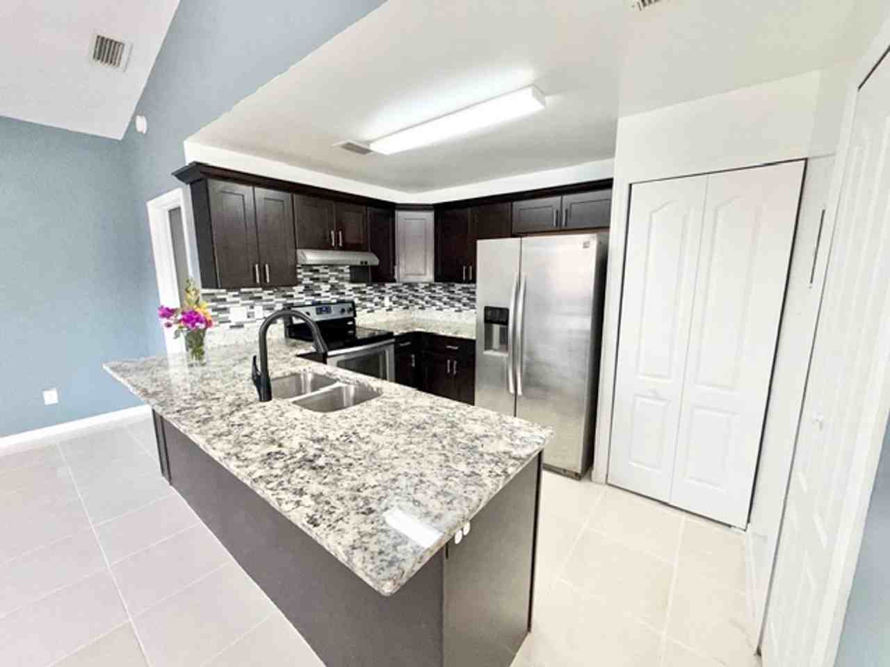 1502 Candlewyck Dr - Photo 4 of 17