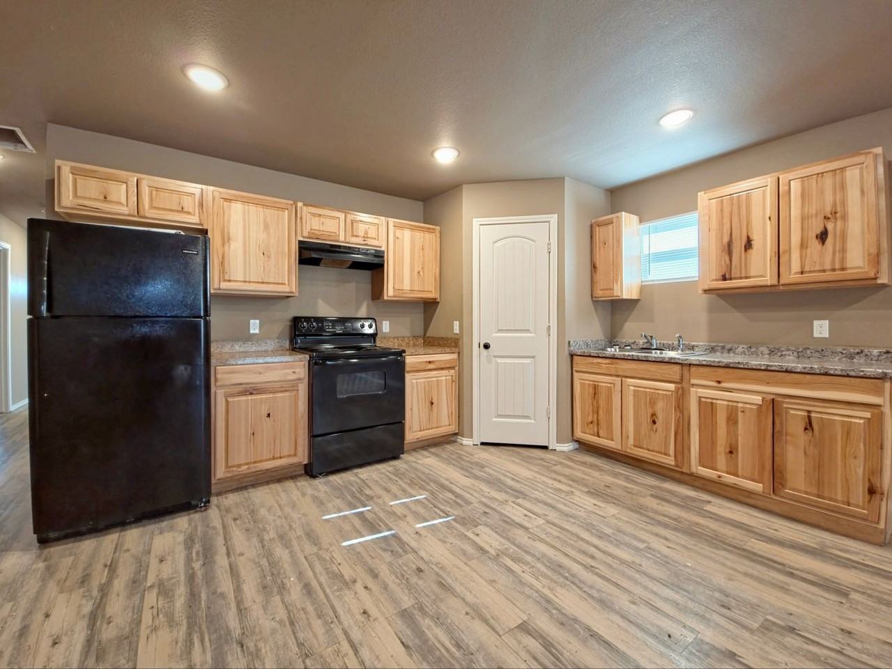 1927 N Avenue P - Photo 5 of 14