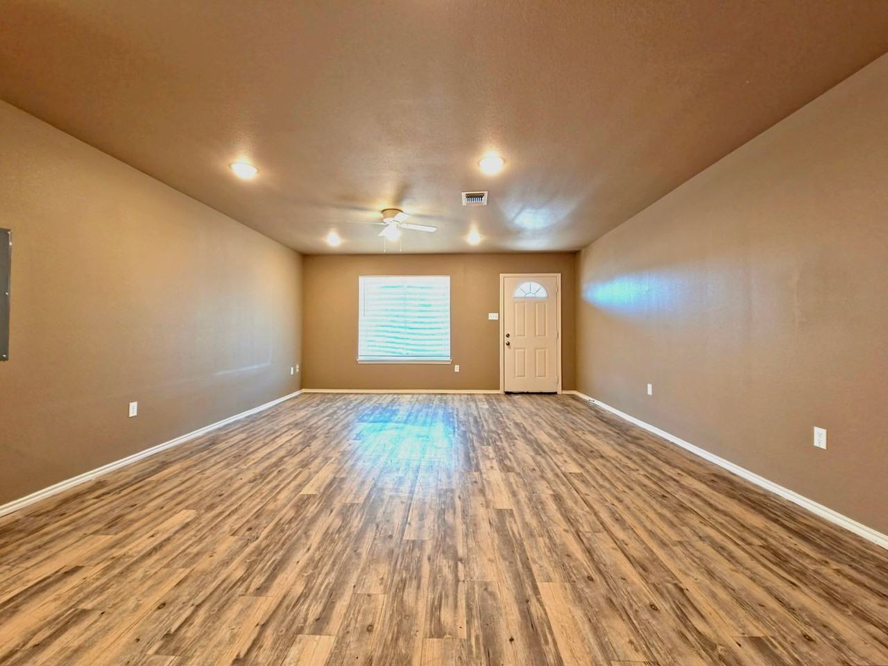 1927 N Avenue P - Photo 6 of 14