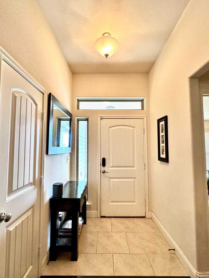 5718 111th St - Photo 3 of 18