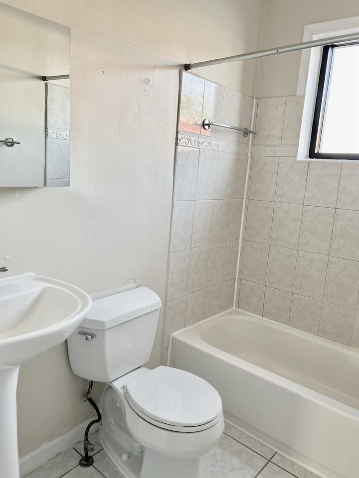 727 12th St Ne #A - Photo 3 of 24