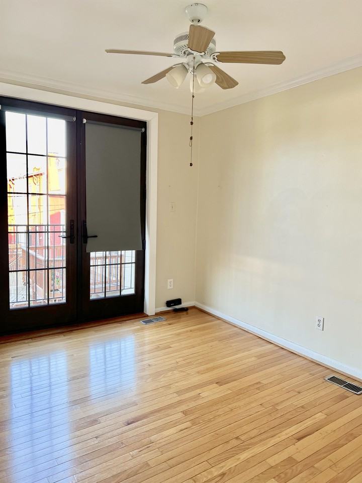 727 12th St Ne #A - Photo 5 of 24