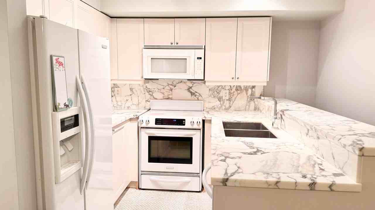 Jarvis St & Carlton St. - Photo 3 of 9