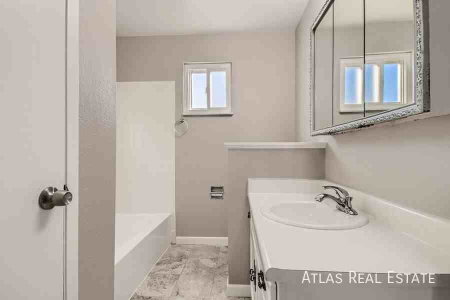 886 S 11th Ave - Photo 6 of 20