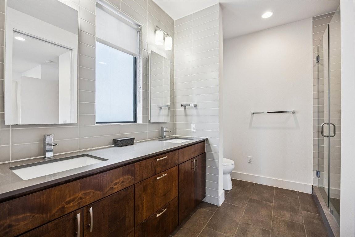 1011 E 12th St #1011 - Photo 3 of 30