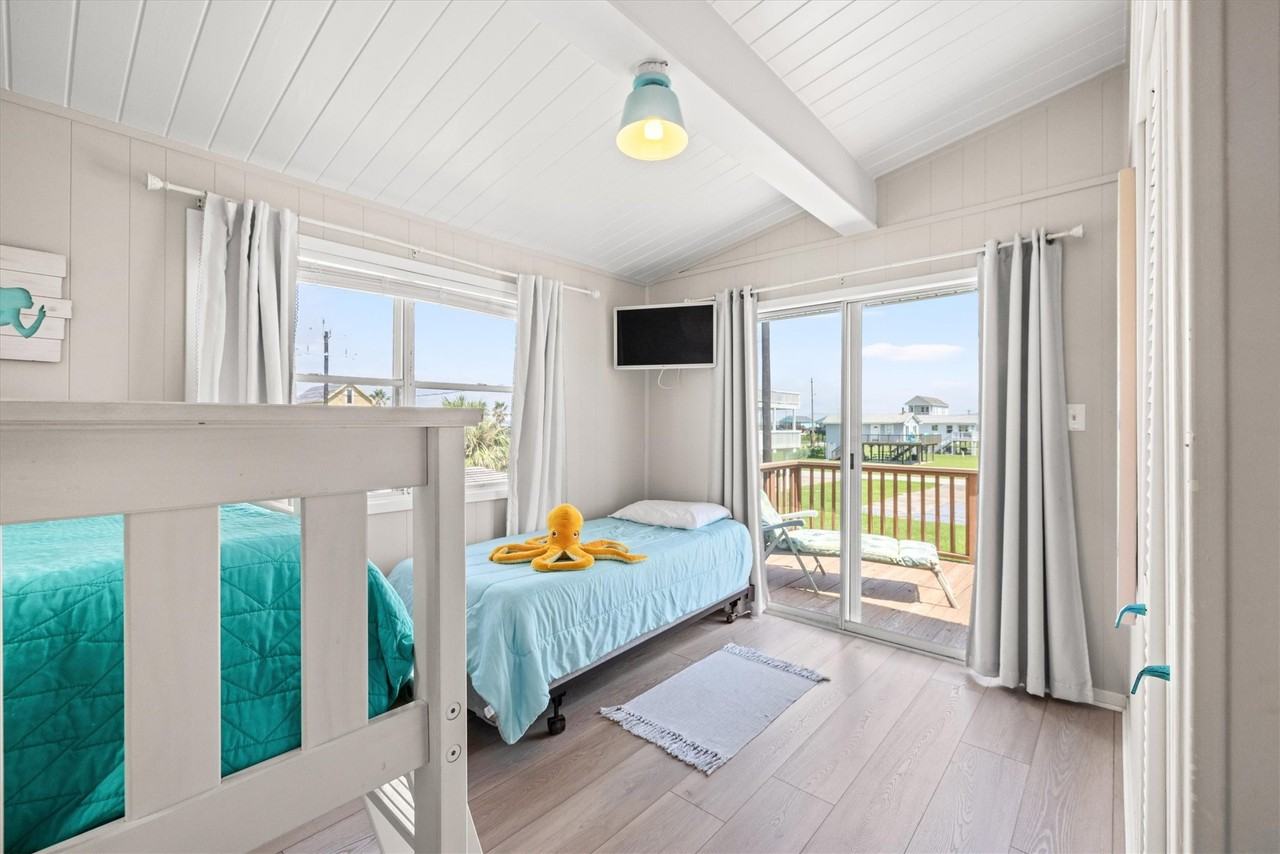 22022 Zachary Dr #22022 - Photo 5 of 40