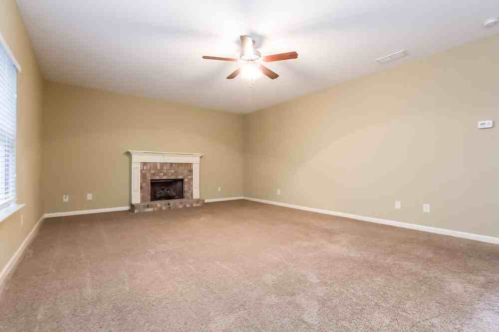 335 Holbrook Dr - Photo 3 of 15