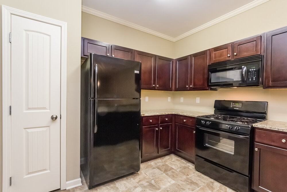 335 Holbrook Dr - Photo 6 of 15