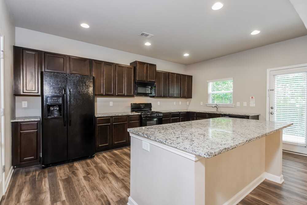 217 Jefferson Ave - Photo 7 of 17