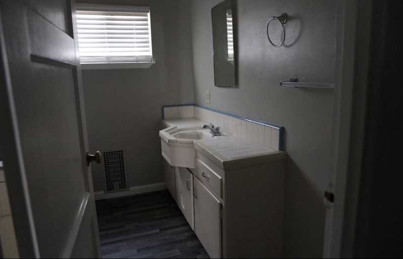 1424 Sycamore Dr - Photo 3 of 6