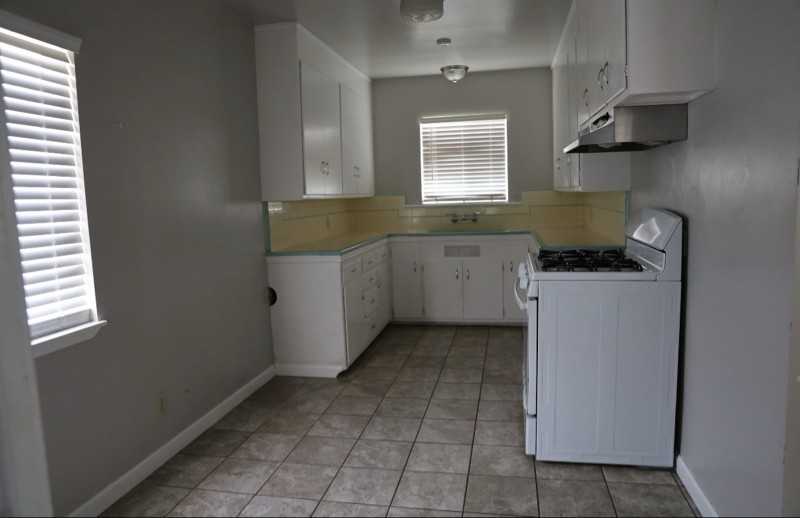 1424 Sycamore Dr - Photo 5 of 6