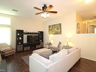 4807 Claremont Ct - Photo 4 of 20