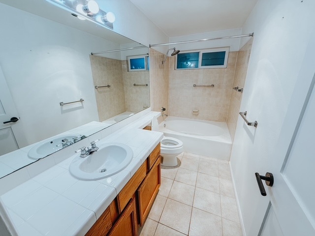 911 N 163rd St #B25 - Photo 4 of 20