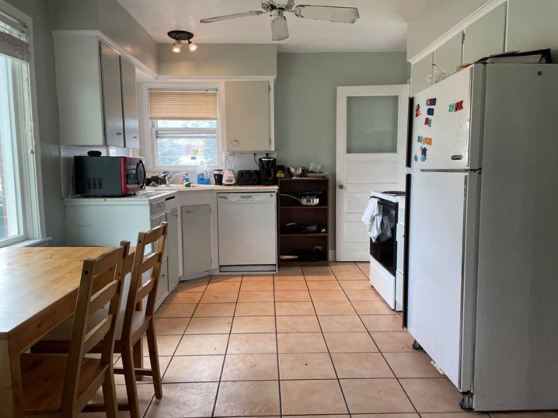 1368 Davis Ave - Photo 2 of 12