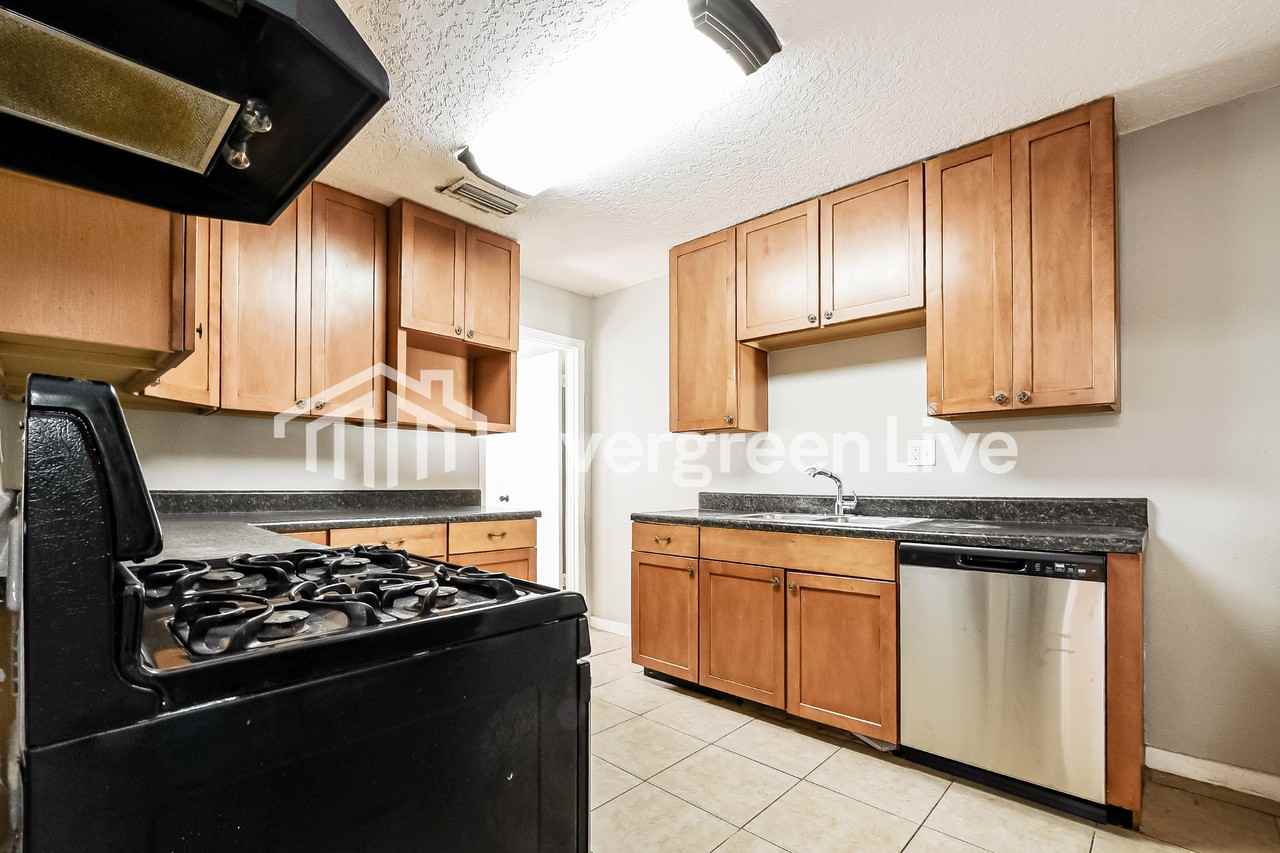 600 S Center St - Photo 6 of 16