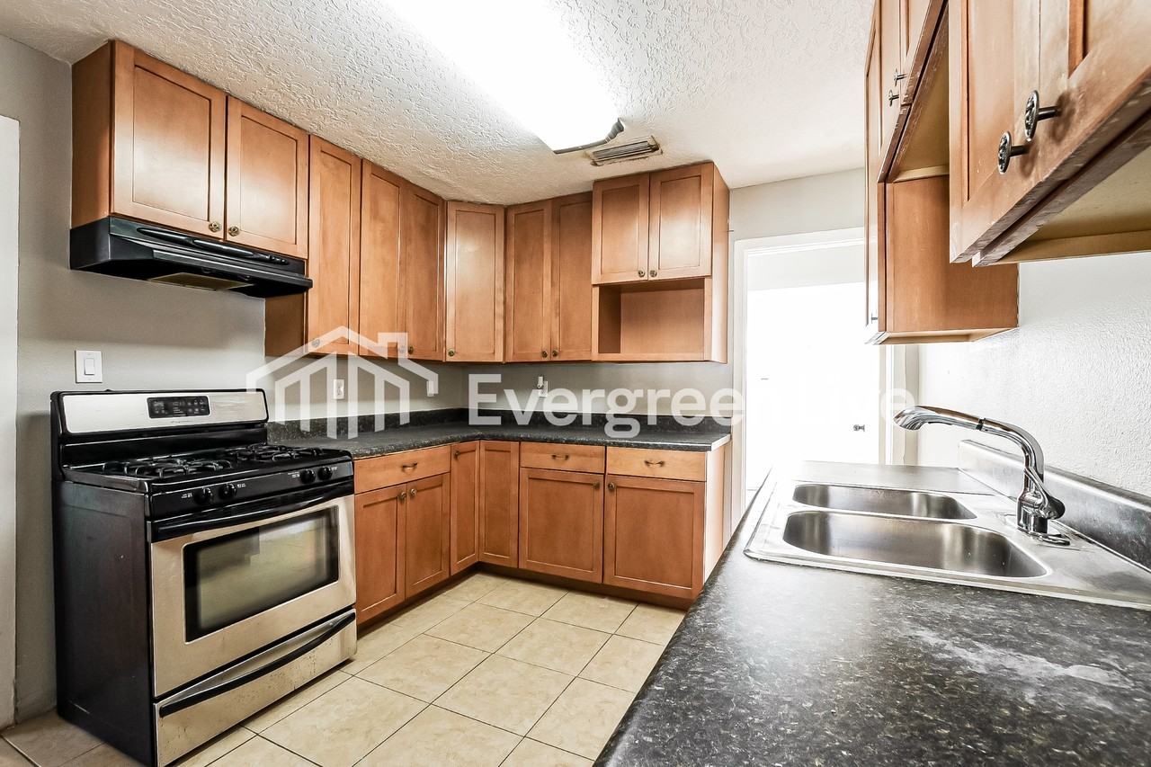 600 S Center St - Photo 7 of 16