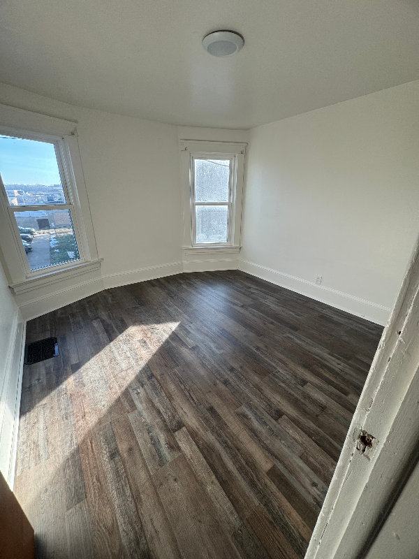 325 W Grand Ave #B - Photo 7 of 10