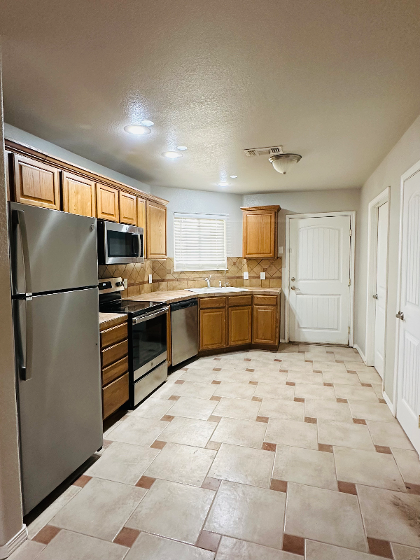 811 S Wyoming Ave - Photo 3 of 9