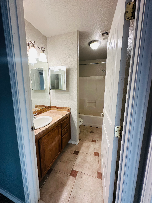 811 S Wyoming Ave - Photo 5 of 9