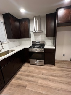 502 W 11th St - Photo 2 of 9