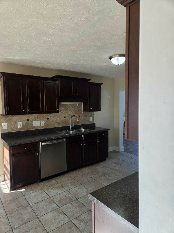 141 Hidalgo Dr - Photo 4 of 17