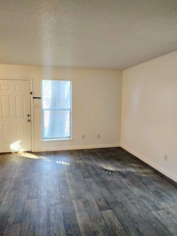 1907 Hearthstone Dr #C - Photo 2 of 8