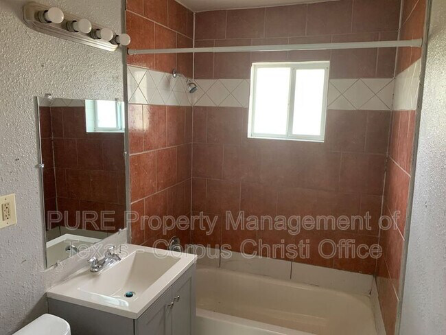 913 W Point Rd #1 - Photo 4 of 7