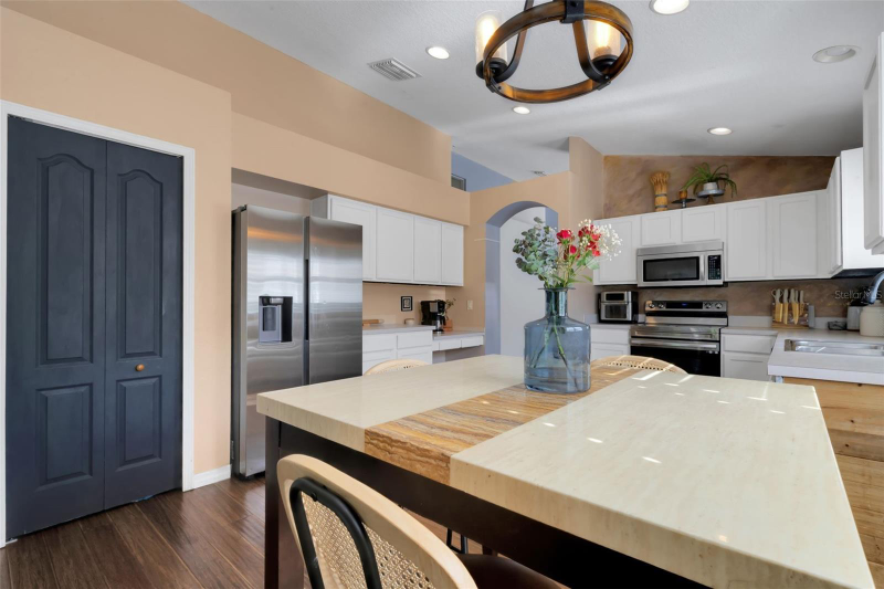 11567 Misty Isle Ln - Photo 3 of 20