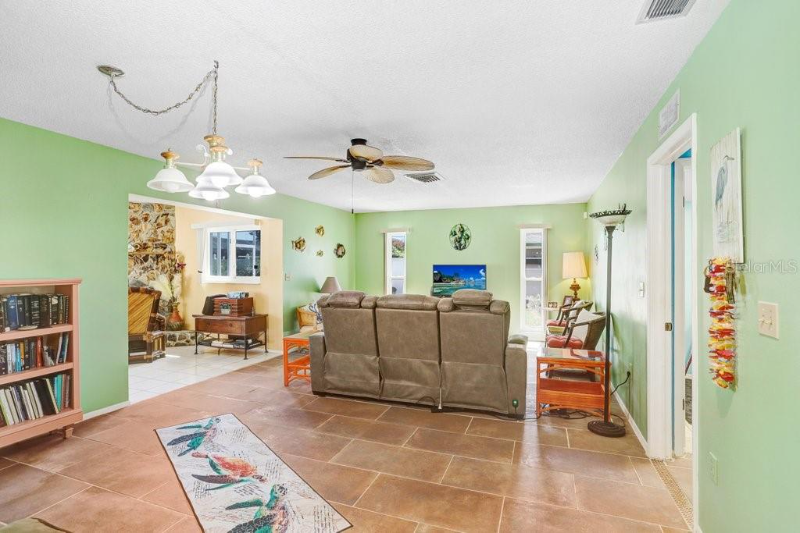 16038 Tree Line Dr - Photo 3 of 18