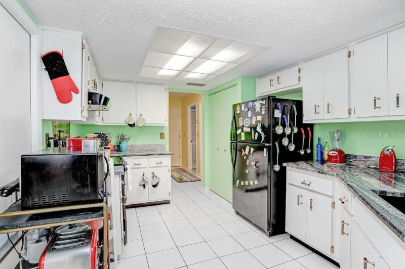 16038 Tree Line Dr - Photo 4 of 18