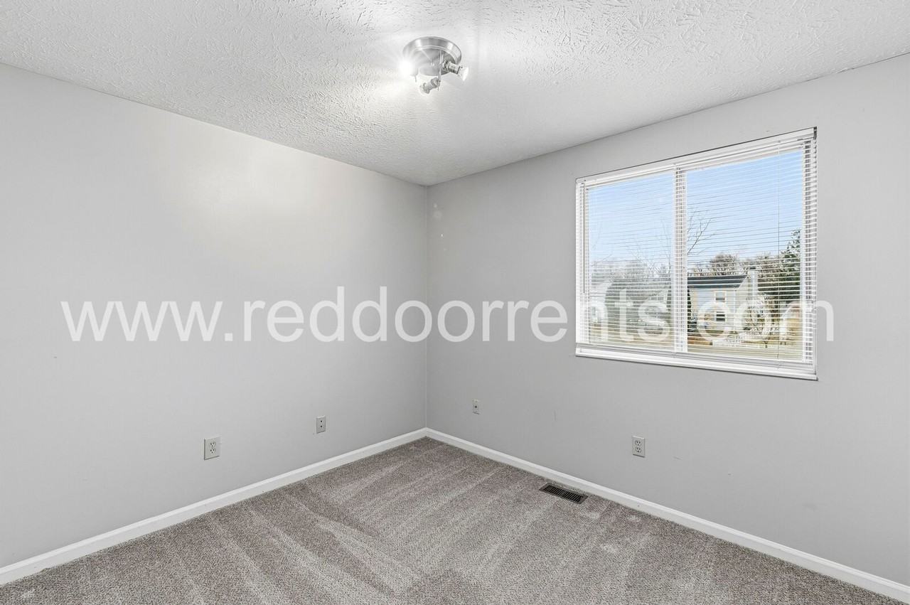 8029 Cardinal Cove Dr - Photo 6 of 32