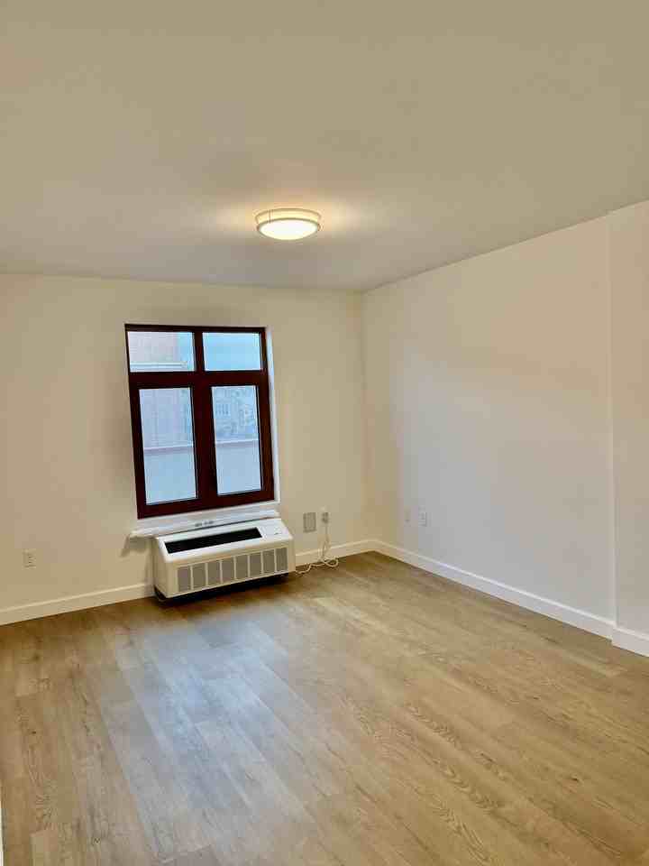 224 Gramatan Ave #4K - Photo 6 of 7