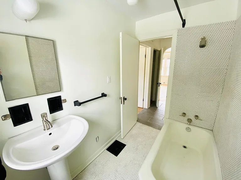 1205 S Washington Ave #B - Photo 7 of 8