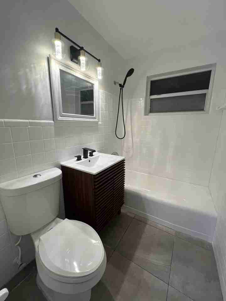 1721 Ne 8th St #NA - Photo 2 of 14