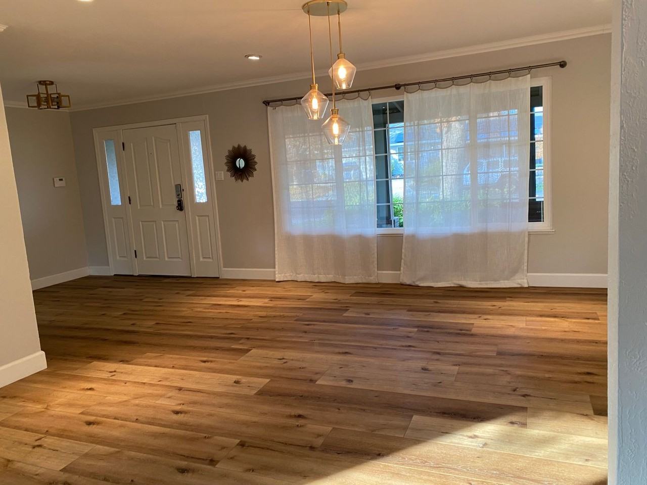 385 Maureen Ln - Photo 3 of 8