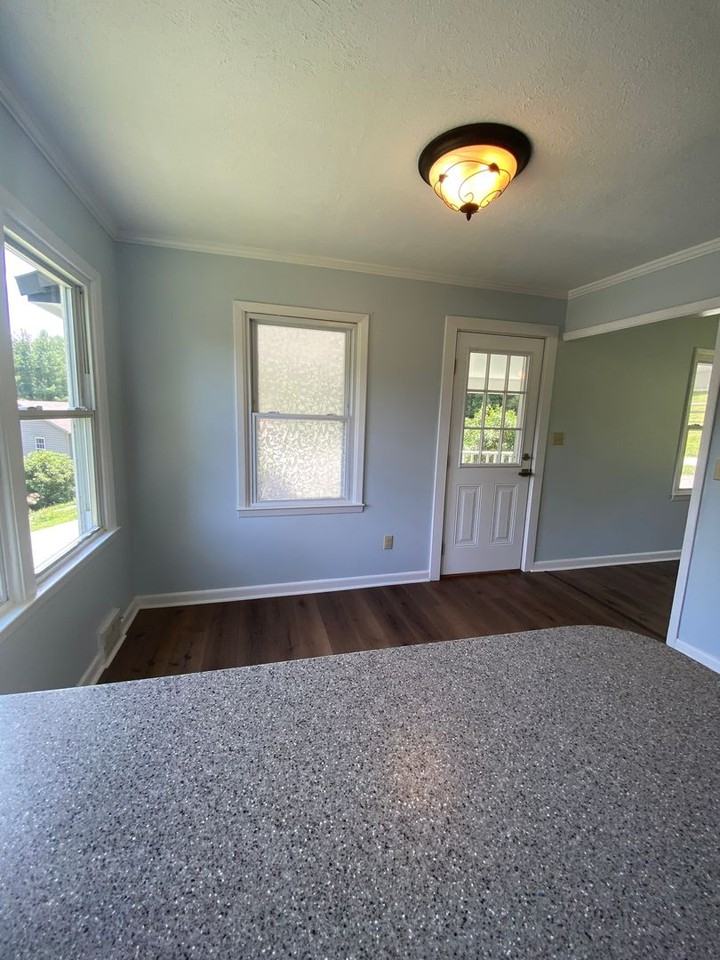 502 Greenbriar Dr - Photo 7 of 18