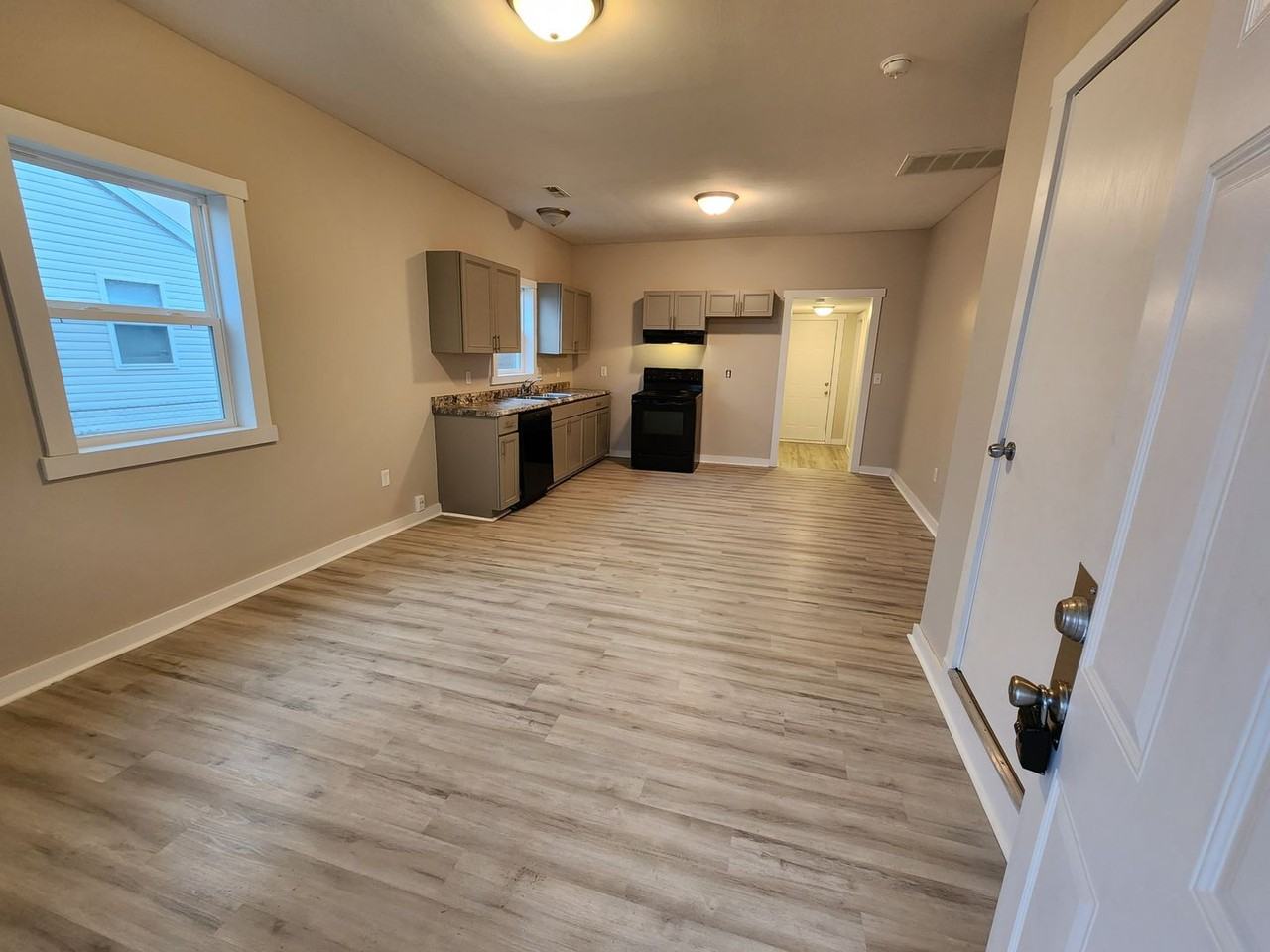 2118 W Phelps St - Photo 3 of 27