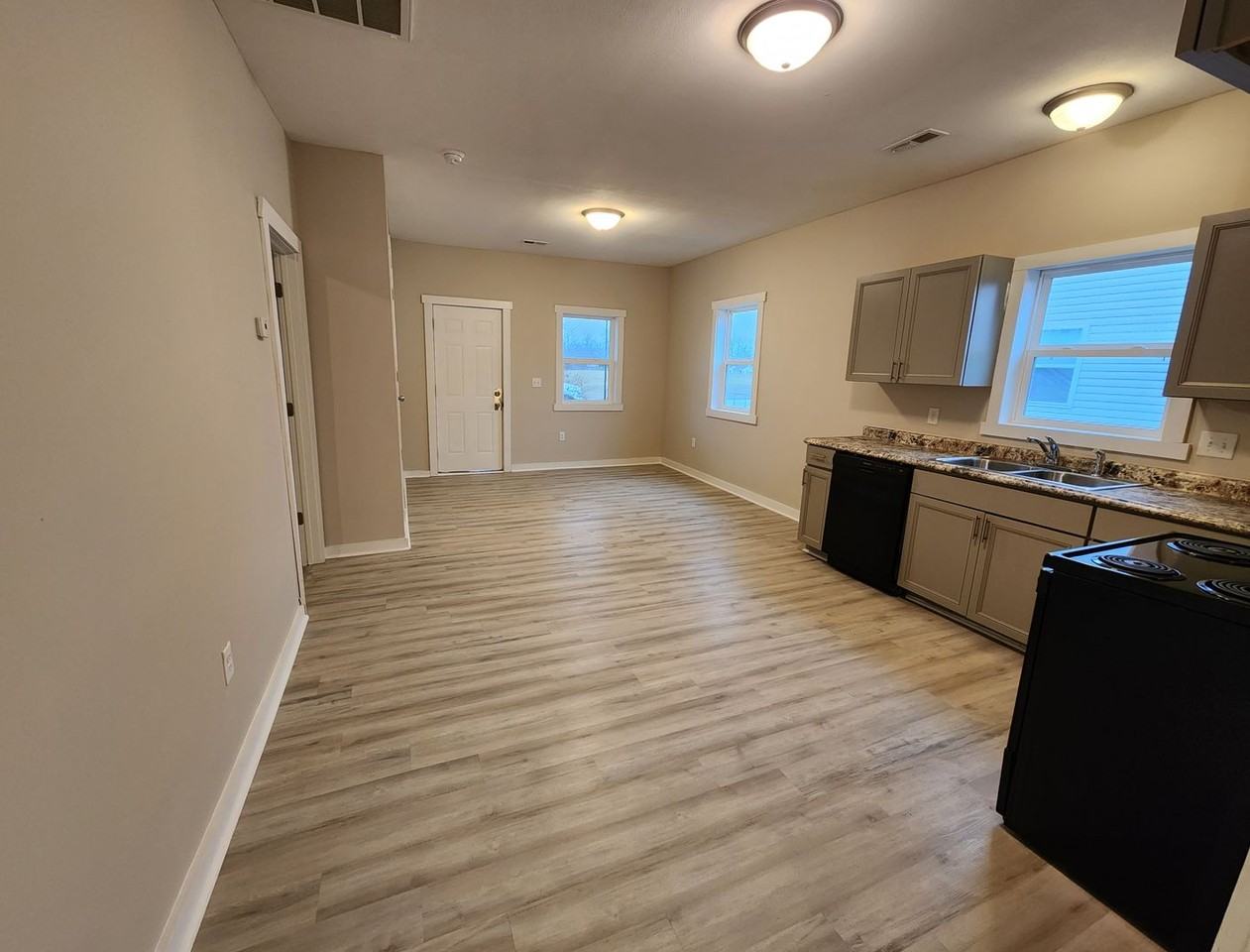 2118 W Phelps St - Photo 4 of 27