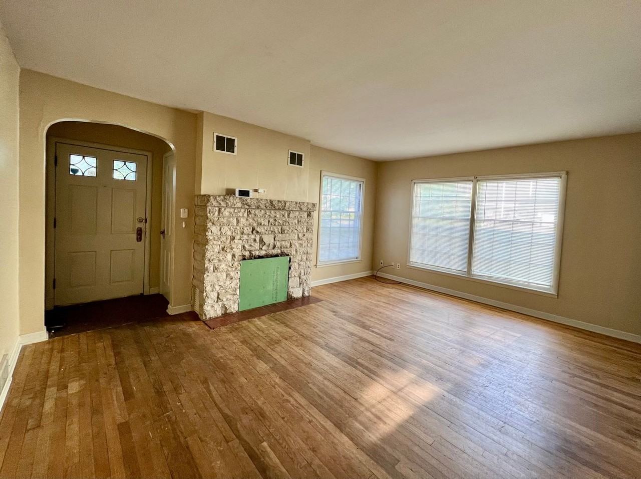 1622 Fairview Ave - Photo 4 of 15