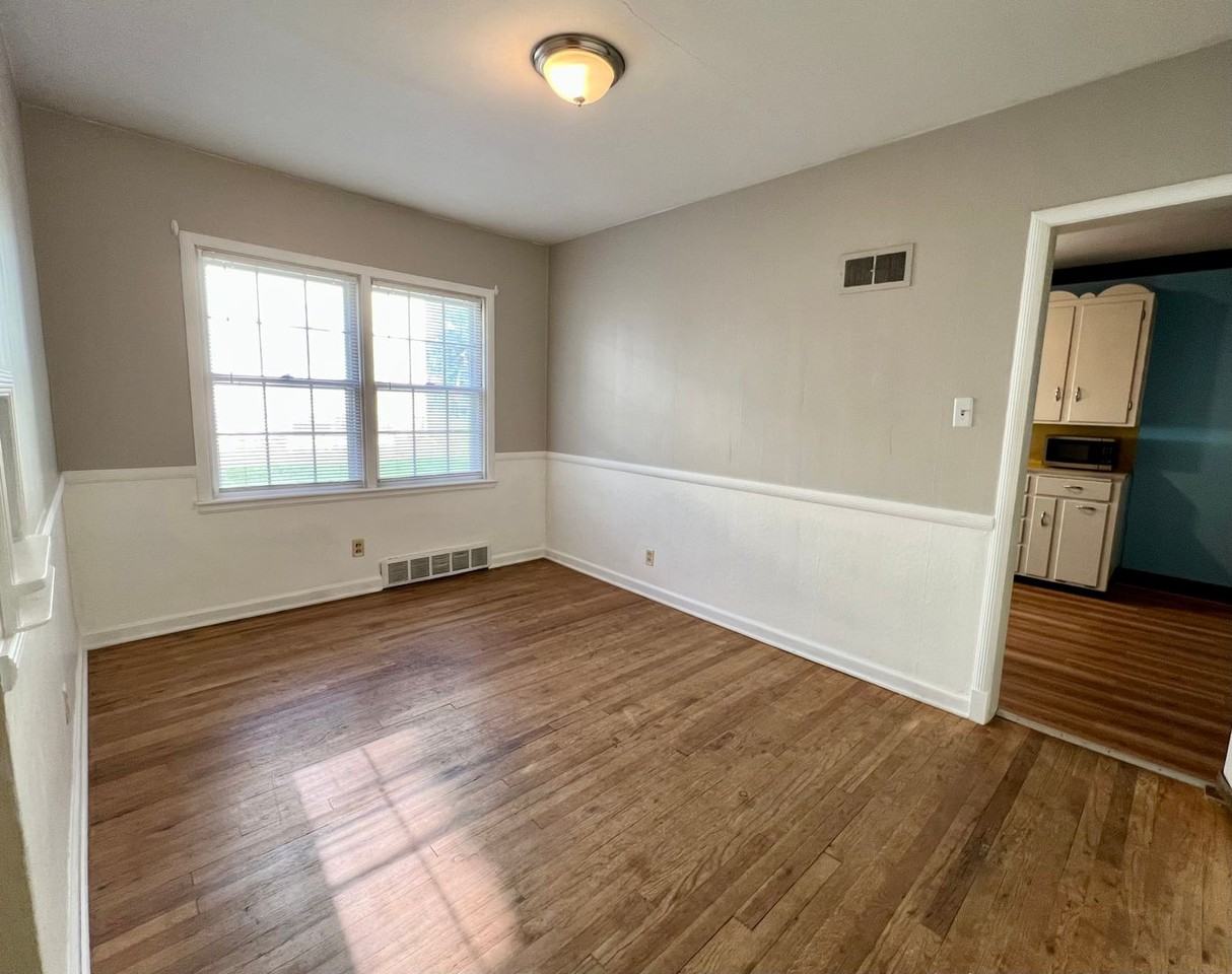 1622 Fairview Ave - Photo 5 of 15