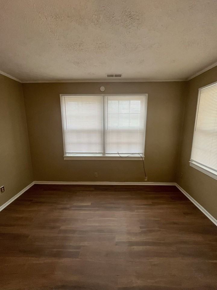 111 Elizabeth Ave - Photo 4 of 16