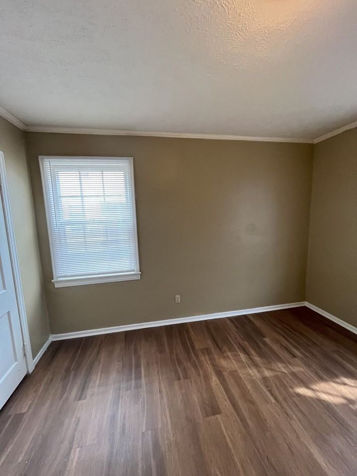 111 Elizabeth Ave - Photo 5 of 16