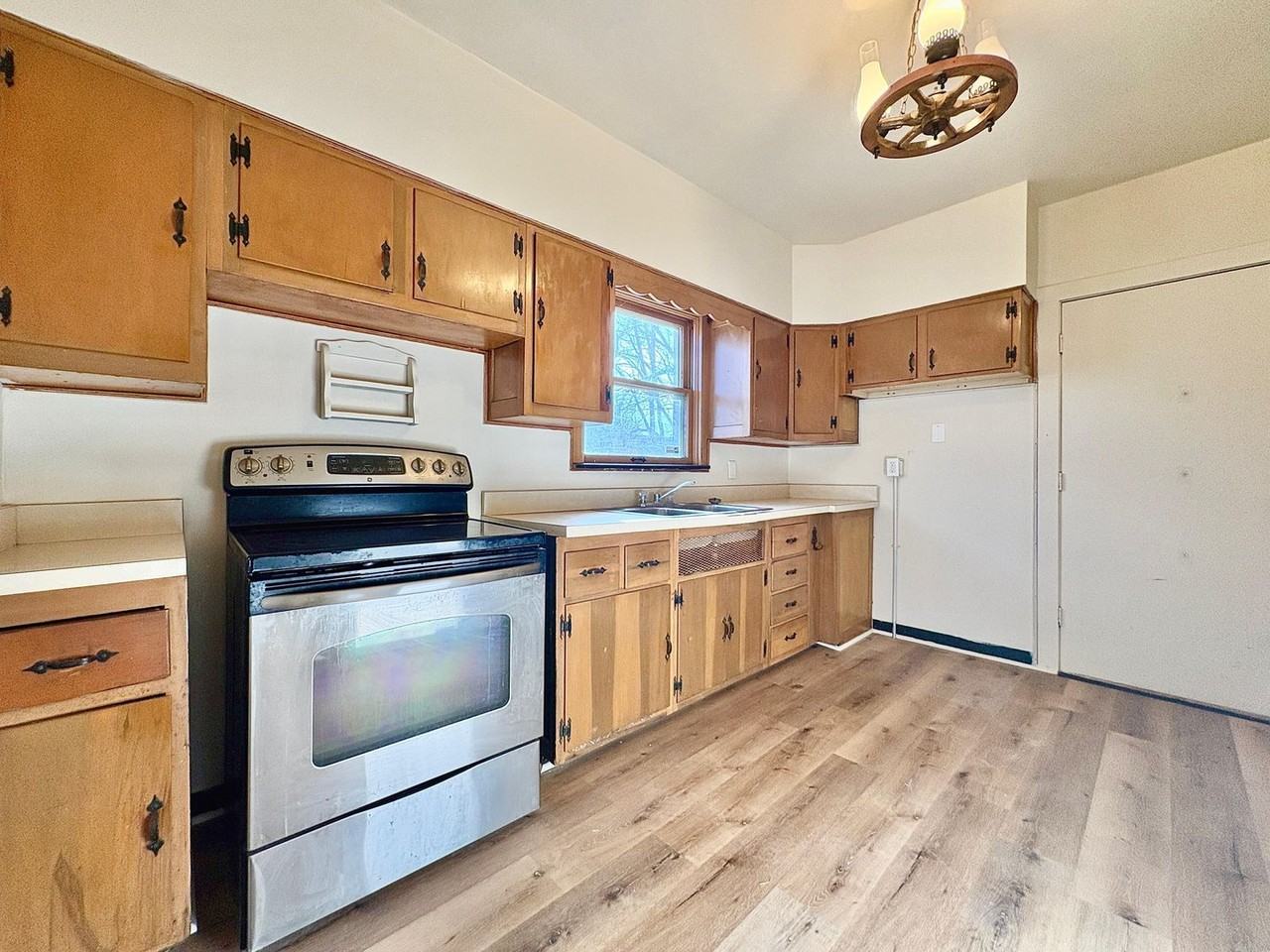 1133 N Elmer St - Photo 5 of 11