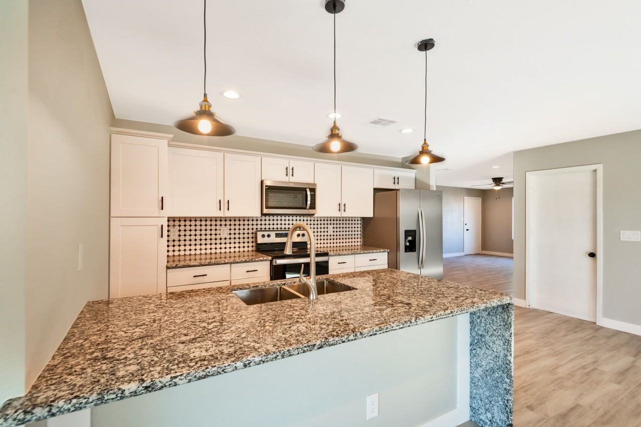 513 E Laguna Dr - Photo 4 of 23