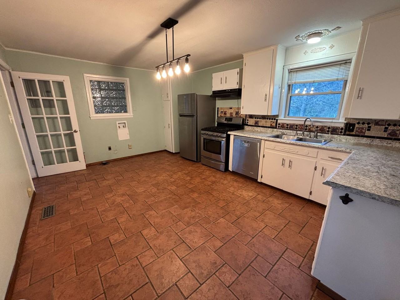 2802 Honeysuckle Ln - Photo 3 of 11