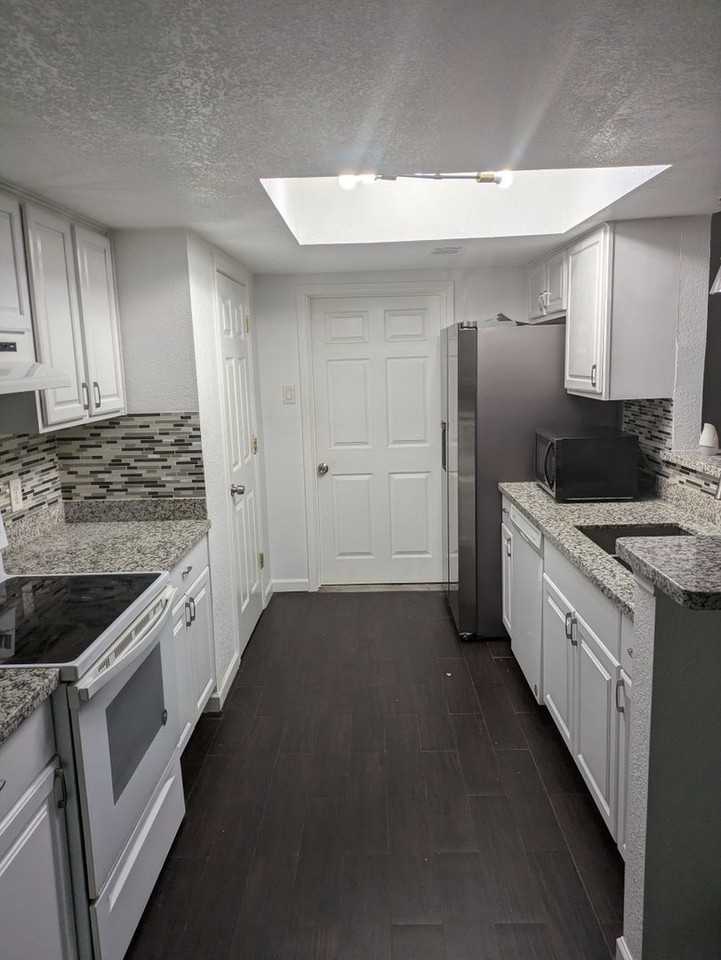 11127 Sageview Dr - Photo 2 of 25