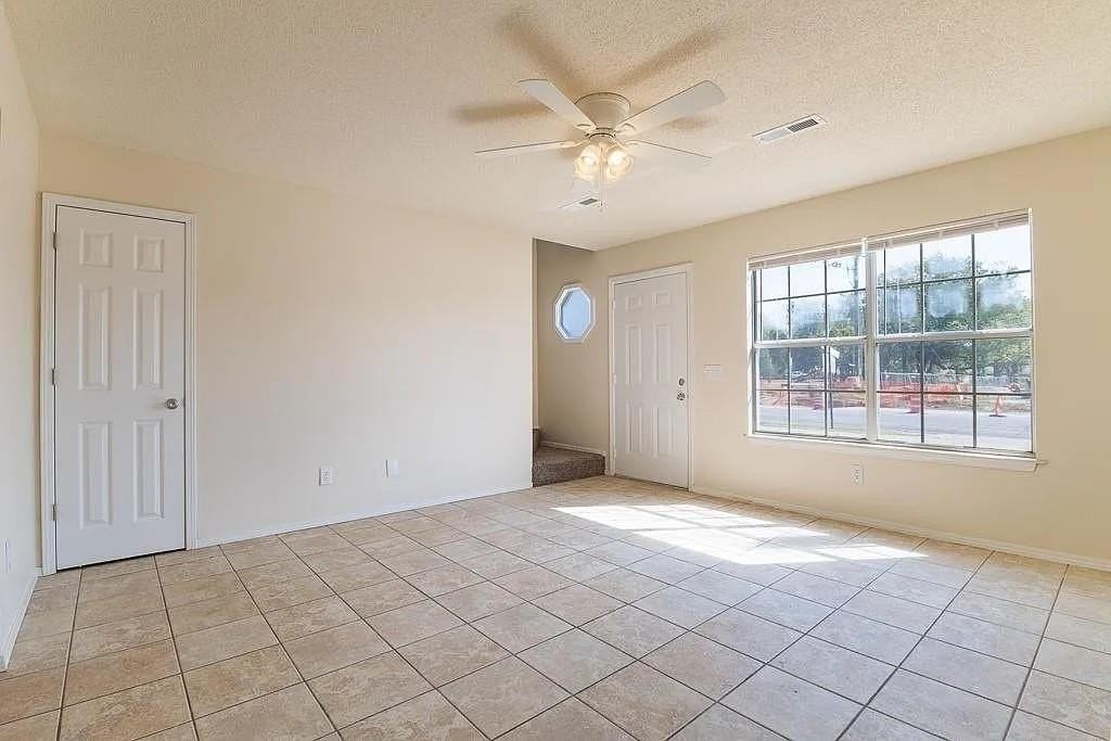 410  SE J  ST Unit #B #B - Photo 4 of 16