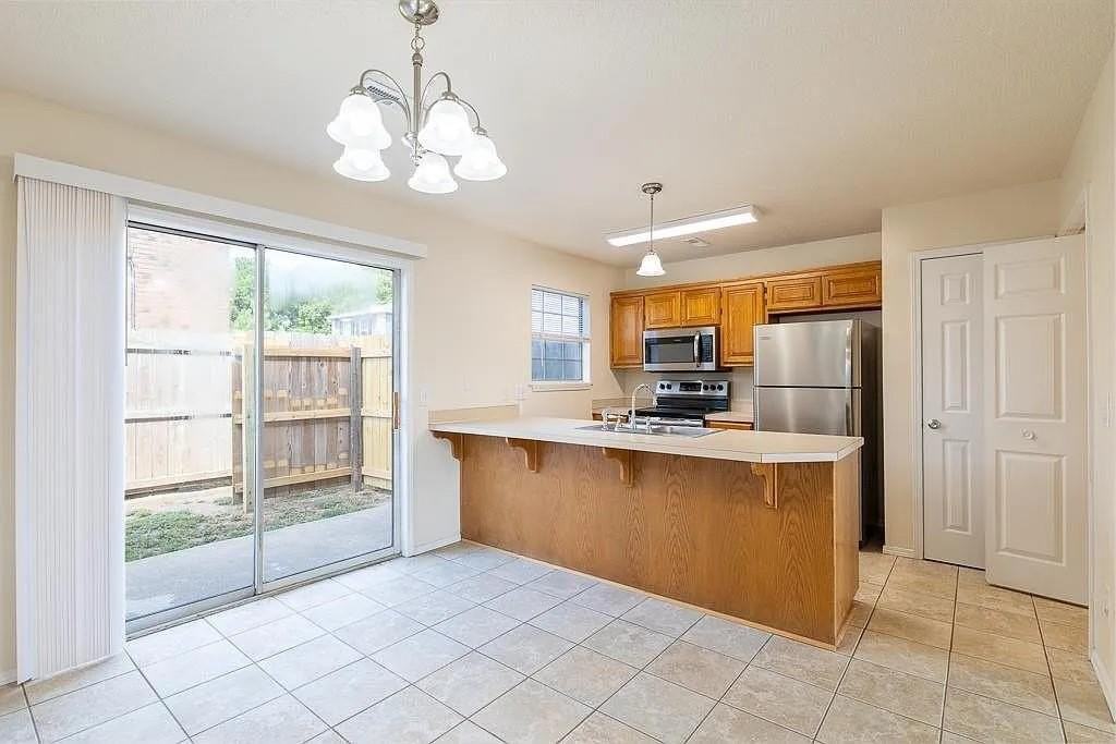 410  SE J  ST Unit #B #B - Photo 5 of 16